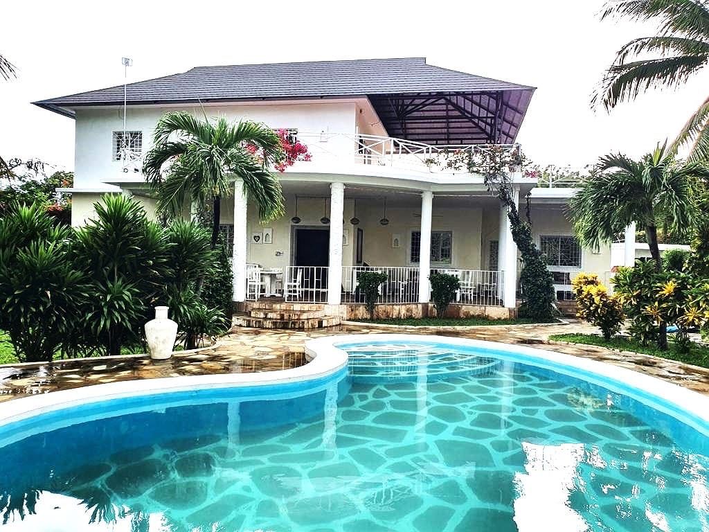 4 BEDROOM BEACHFRONT MAISONETTE, photo 1 of 15