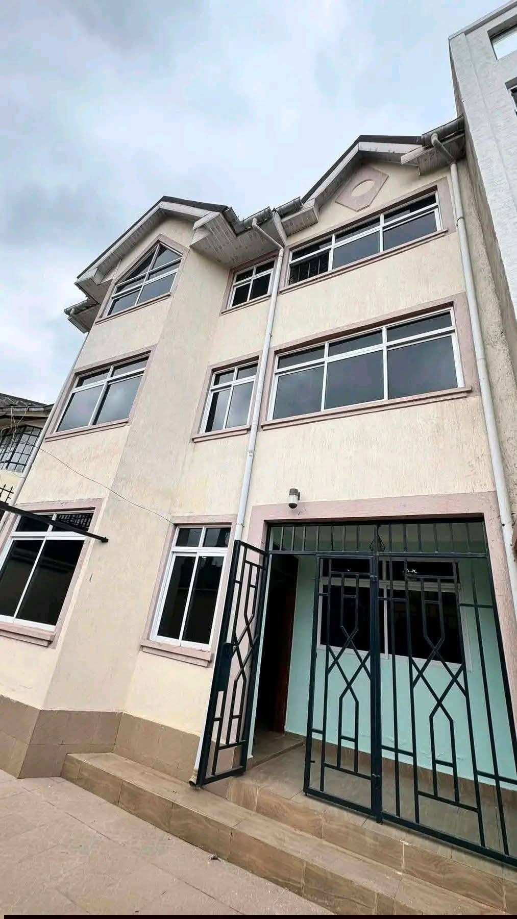 5 Bedroom Townhouse in Langata Near Kws ·, photo 1 of 15