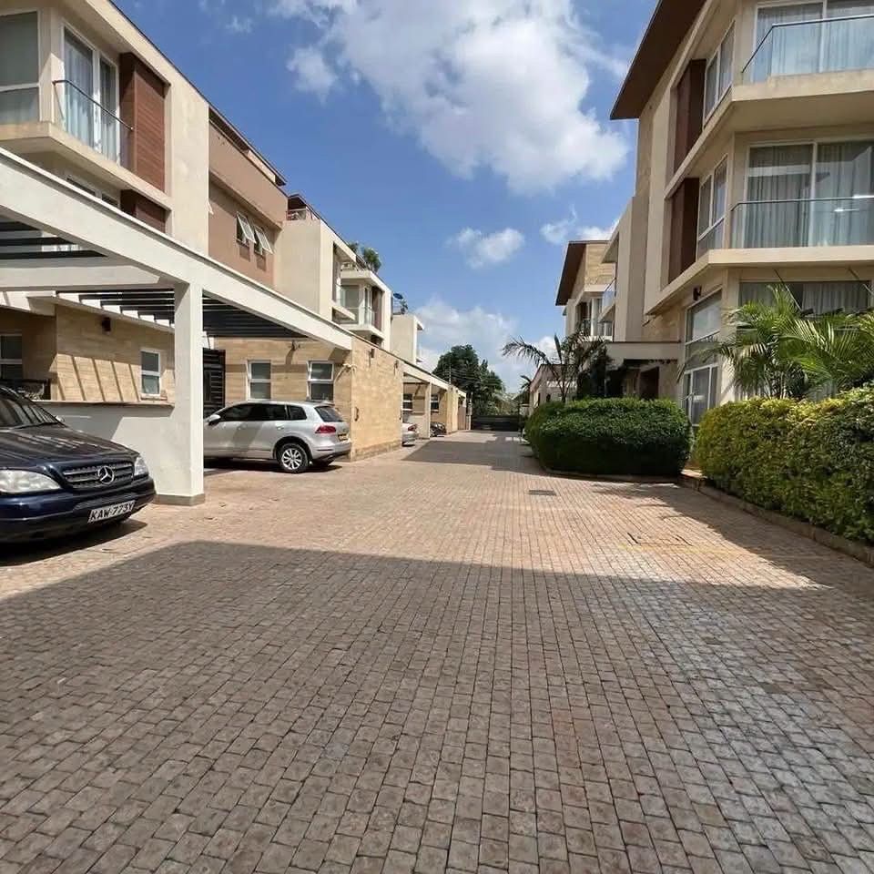 4BR TOWNHOUSE IN LAVINGTON, photo 1 of 15