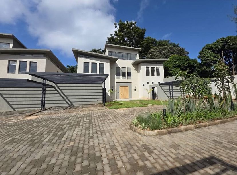 LUXURIOUS 4BR TOWNHOUSE IN RUNDA, photo 1 of 13
