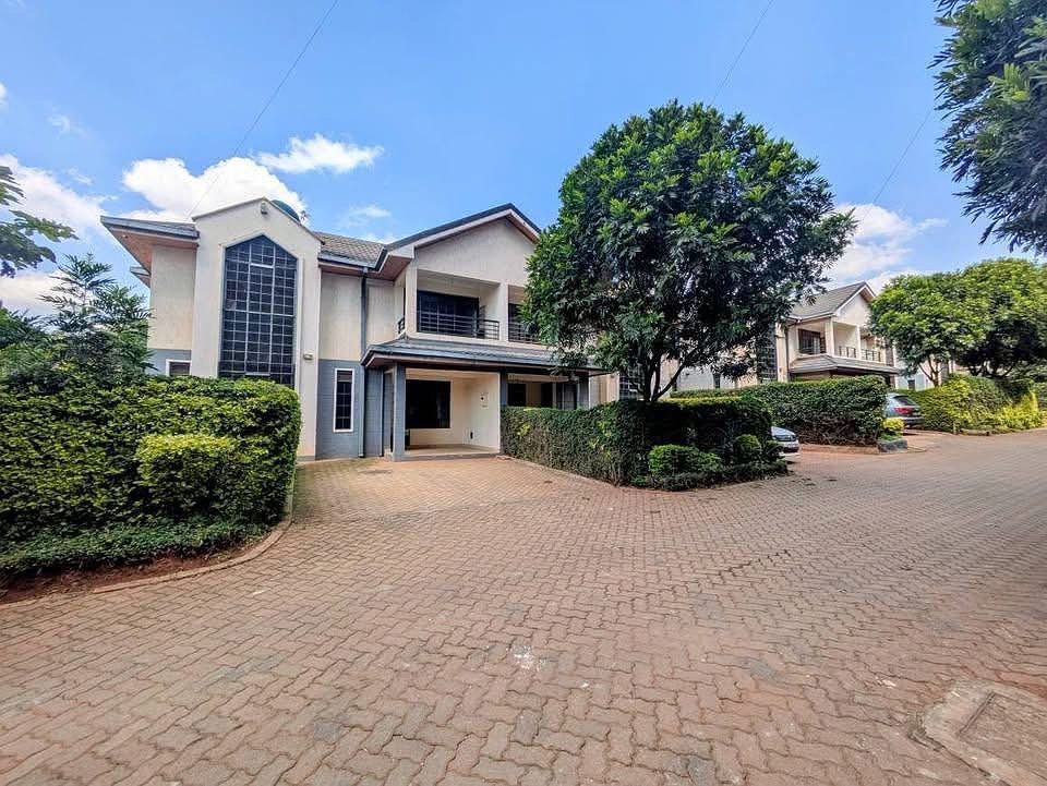 4BR TOWNHOUSE IN KITISURU, photo 1 of 9