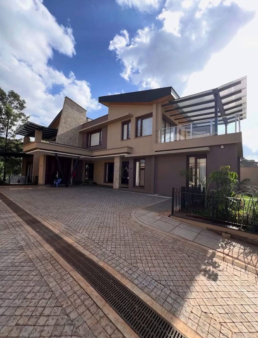4BR TOWNHOUSE IN RUNDA ESTATE, photo 1 of 15