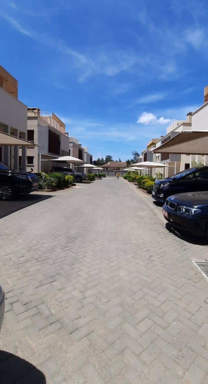MODERN 5 BEDROOM IN LAVINGTON, photo 1 of 9